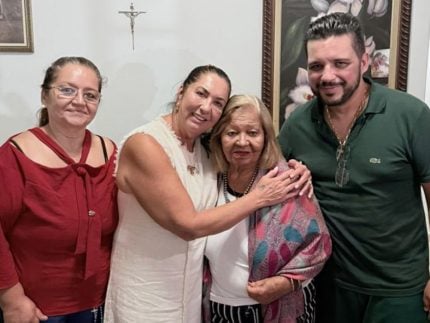 Marga, mãe da Virginia, tira o dia para conhecer a família do novo namorado