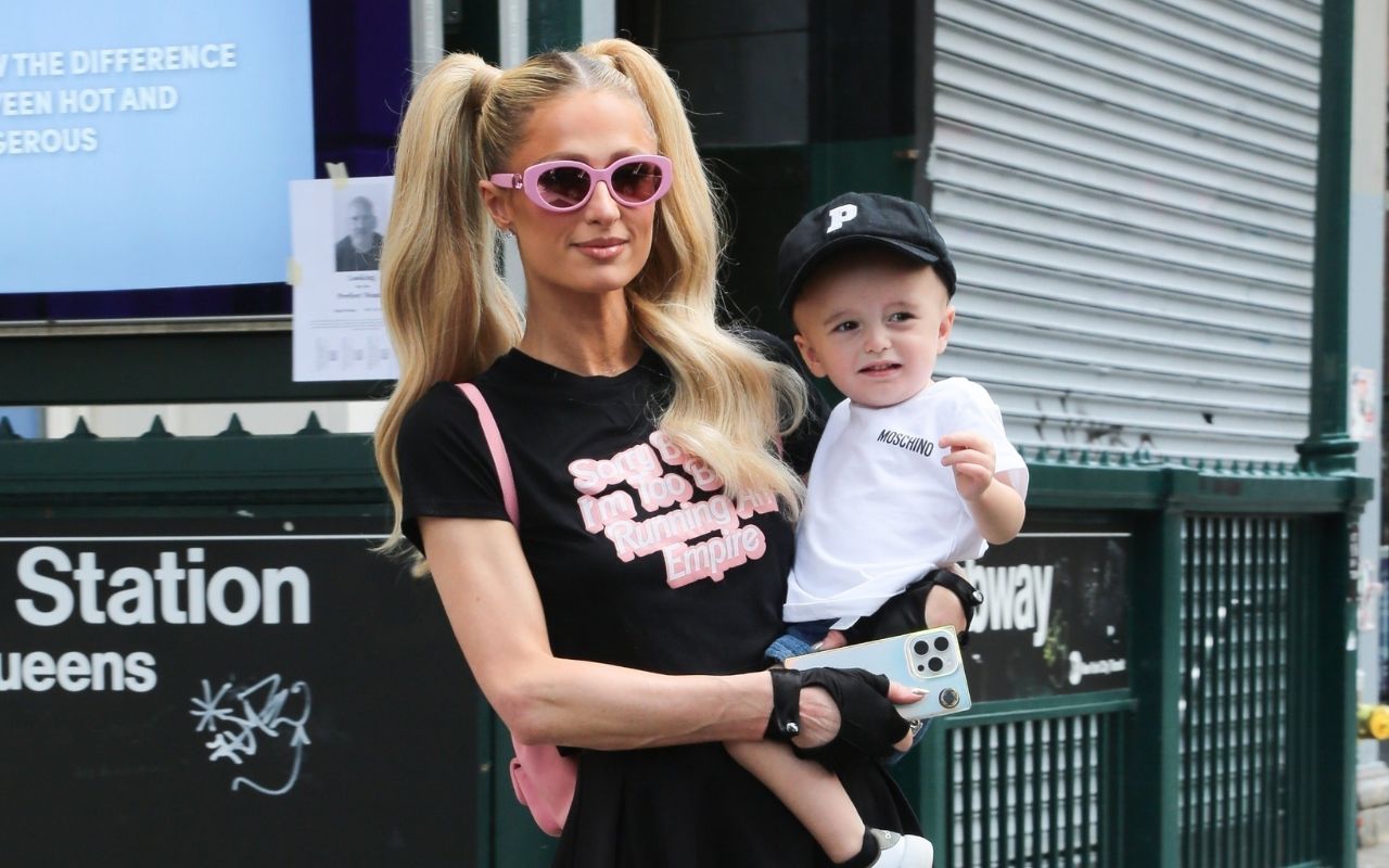 Paris Hilton cai na gargalhada com o primeiro palavrão do filho