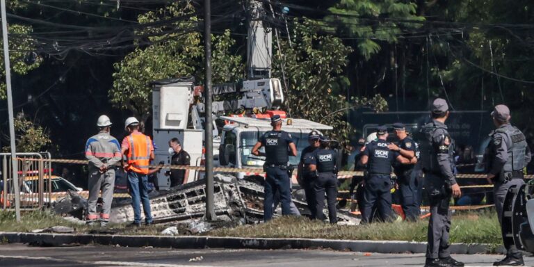 Duas pessoas morrem em queda de avião em São Paulo