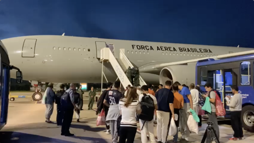 Sem algemas, repatriados dos EUA saem do CE para MG em avião da FAB