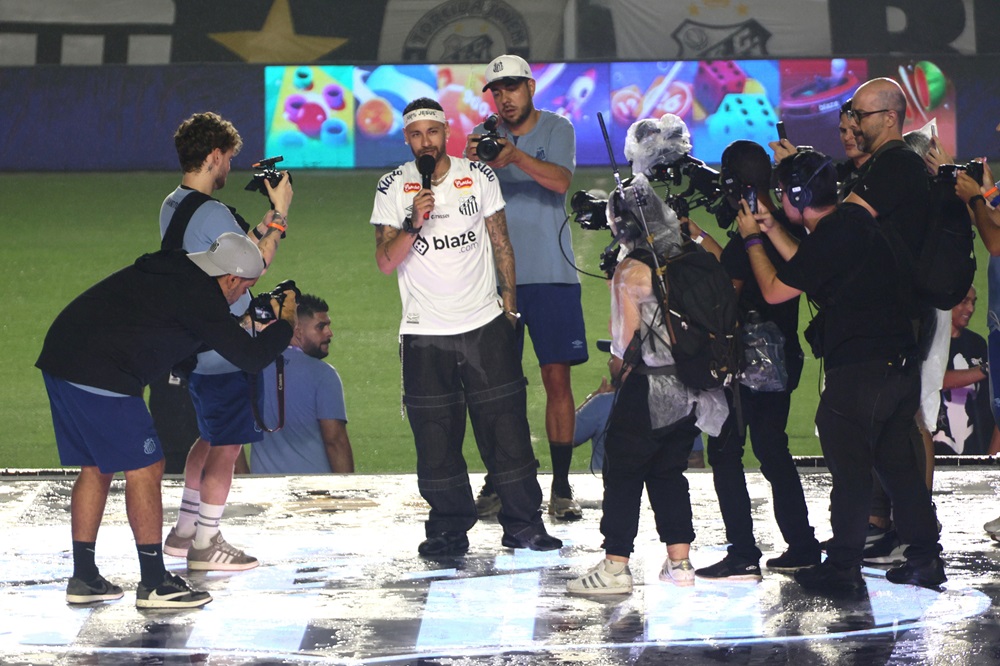 Neymar atrai torcedor com câncer, crianças e idosos, e faz venda de camisas do Santos explodir