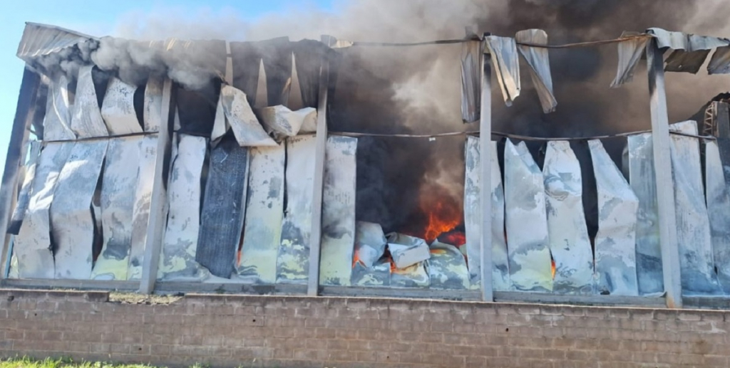 Incêndio de grandes proporções atinge fábrica de alimentos no Rio Grande do Sul