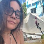 Alessandra Negrini encanta fãs ao dançar de biquíni na Bahia