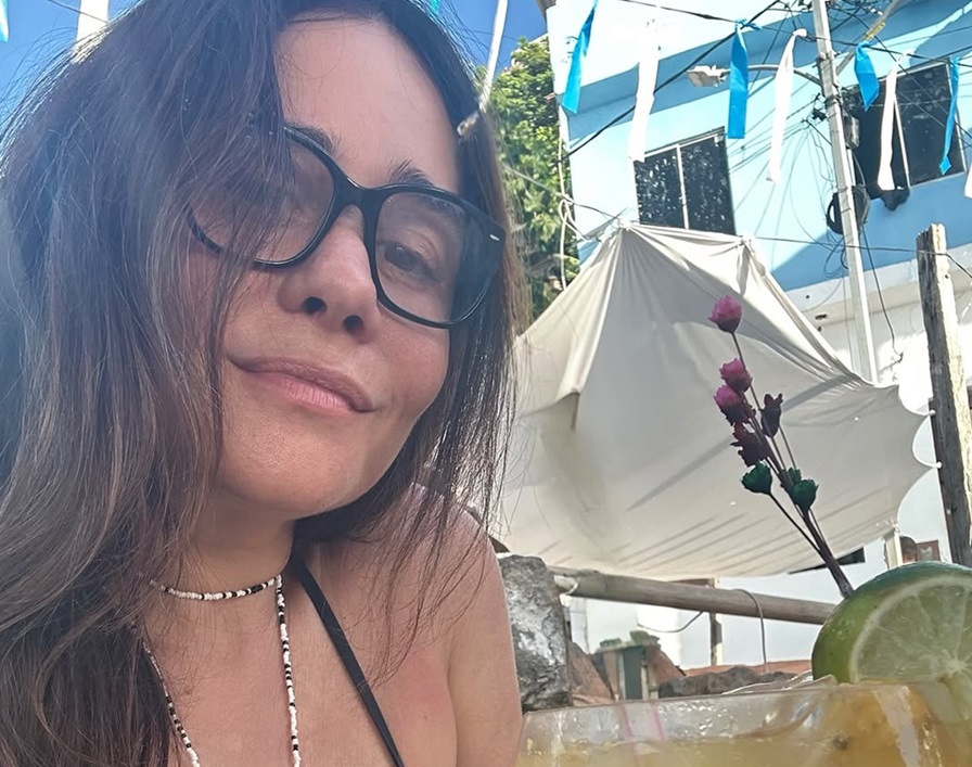 Alessandra Negrini encanta fãs ao dançar de biquíni na Bahia