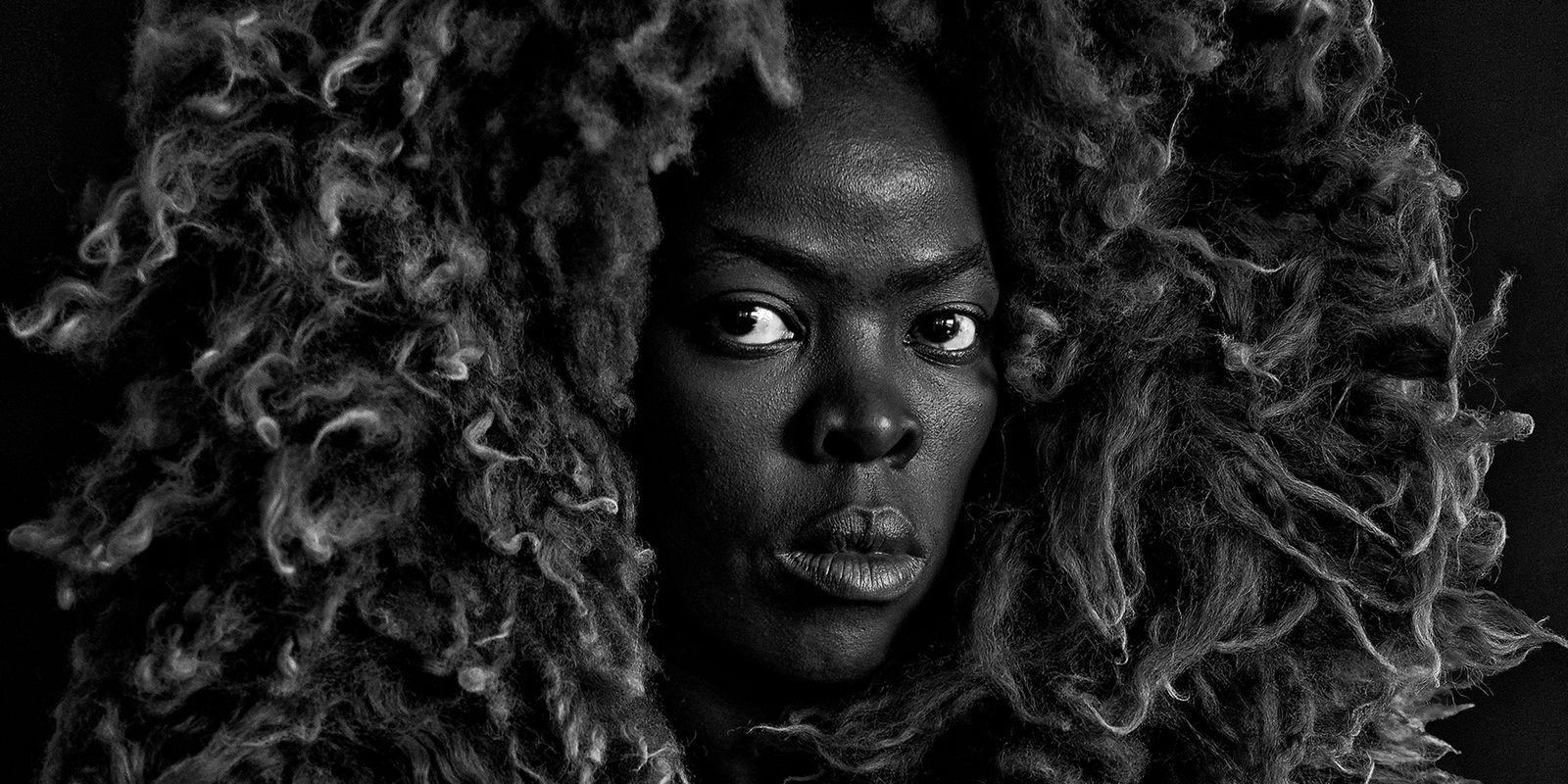 Exposição de Zanele Muholi celebram comunidade LGBTQIAPN+ em São Paulo