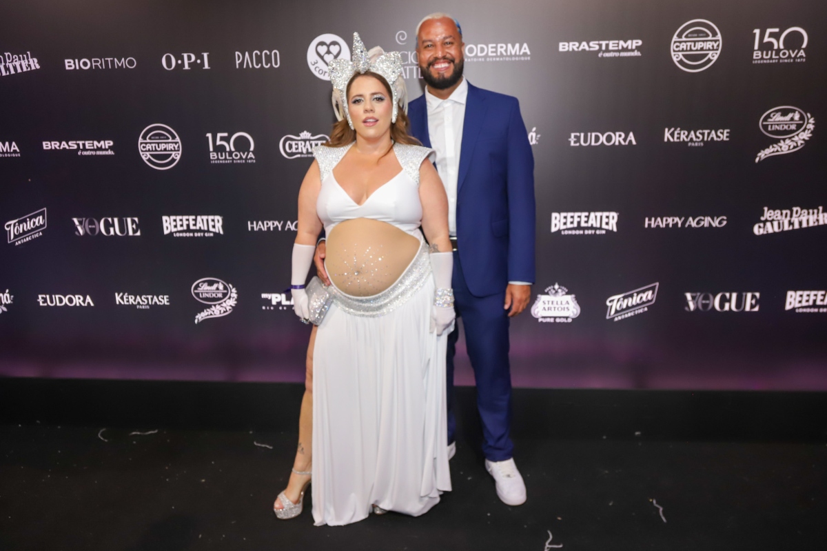 Tati Machado exibe a barriga e faz homenagem especial