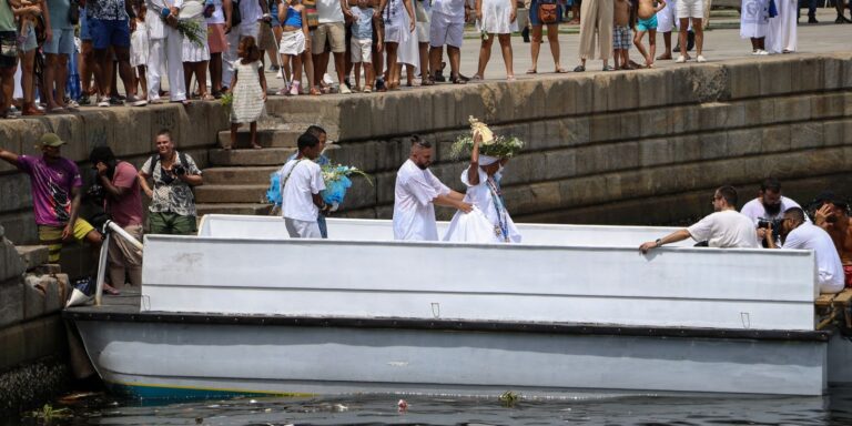 Milhares de fiéis celebram Dia de Iemanjá em cerimônias no Rio