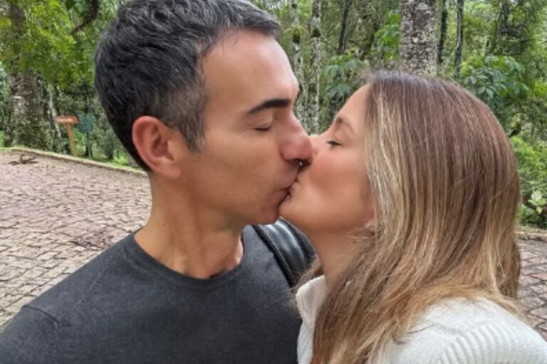 Ticiane Pinheiro surge aos beijos com César Tralli