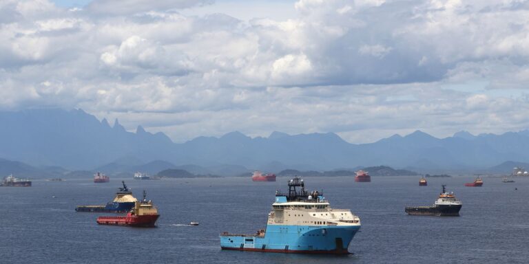 Remoção de navios abandonados na Baía de Guanabara será no 2º semestre