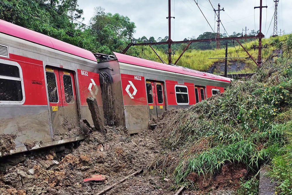 Trem descarrila devido a deslizamento de terra e interrompe circulação entre estações da linha 7-rubi da CPTM