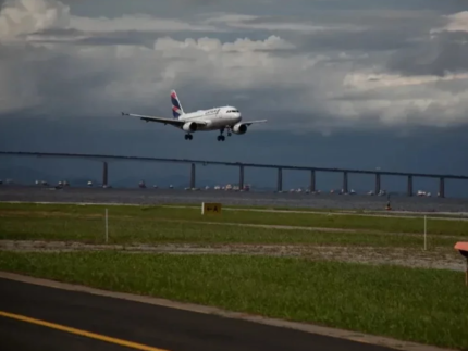 Avião da Latam arremete para evitar bater em embarcação próxima à pista de pouso no Rio