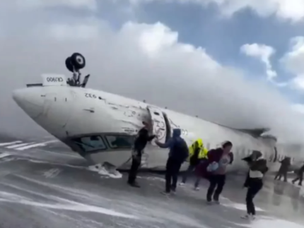 Vídeos mostram desespero de passageiros ao evacuar avião que capotou no Canadá