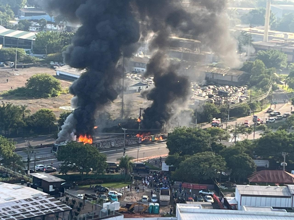 Avião de pequeno porte cai na zona oeste de São Paulo