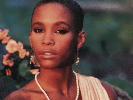 Relembre os altos e baixos da ilustre carreira de Whitney Houston, 40 anos após 1° disco