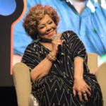 Alcione passa mal devido ao calor e show no Recife é interrompido