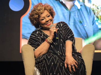 Alcione passa mal devido ao calor e show no Recife é interrompido