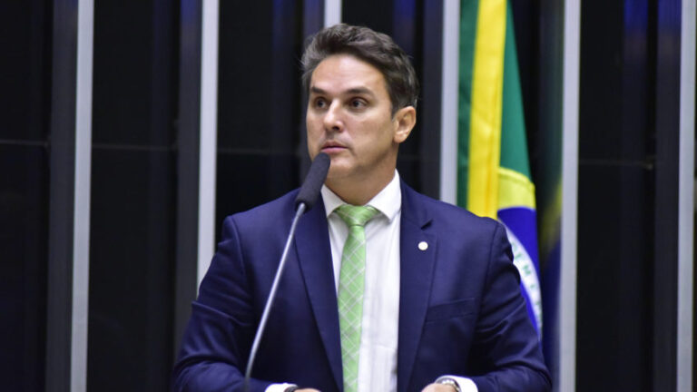Oposição aciona PGR contra Lupi por omissão no INSS