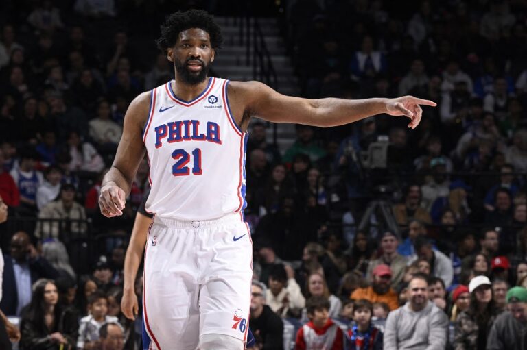 Joel Embiid está fora da temporada da NBA devido a uma lesão crônica no joelho