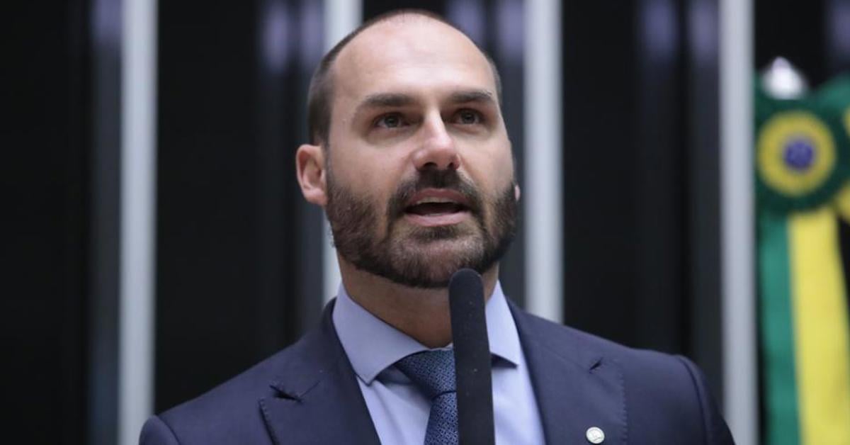 Moraes arquiva pedido de apreensão de passaporte de Eduardo Bolsonaro