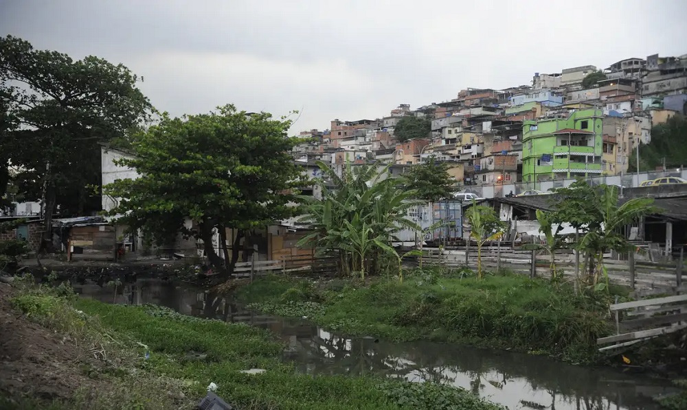 Mulher de traficante atropela três crianças no Complexo da Maré; vítima de 6 anos tem a perna amputada