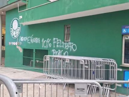 Sede do Palmeiras tem muro pichado após derrota para o rival