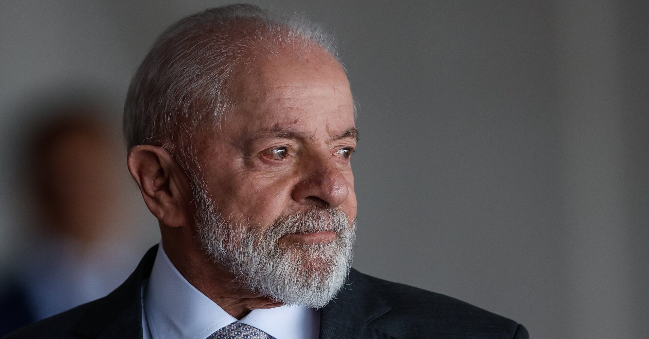 "Grotesca e desrespeitosa", diz Lula sobre briga de Trump e Zelensky