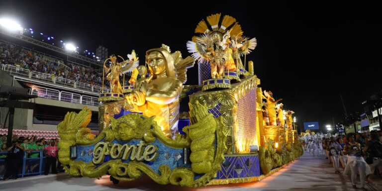 Carnaval carioca começa com desfile da Série Ouro e 22 blocos de rua