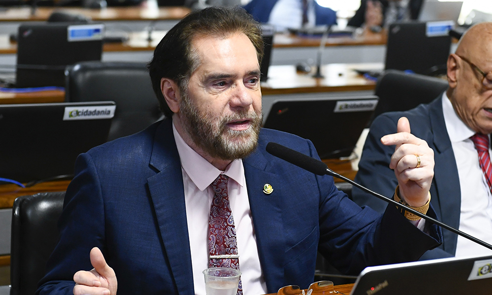 Deputadas apresentam denúnica contra senador Plínio Valério por frase sobre ‘enforcar’ Marina Silva