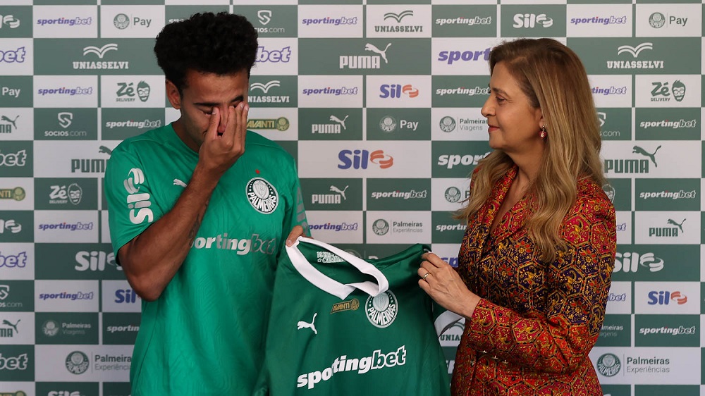 Lucas Evangelista é apresentado no Palmeiras e se emociona ao lembrar da mãe