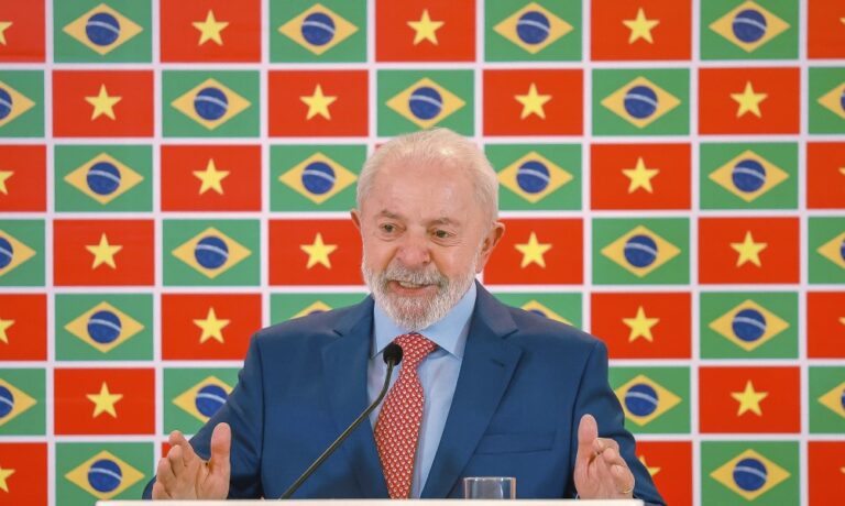 Às vésperas de ‘tarifaço’, Lula elogia Trump e cogita ligar para o presidente americano
