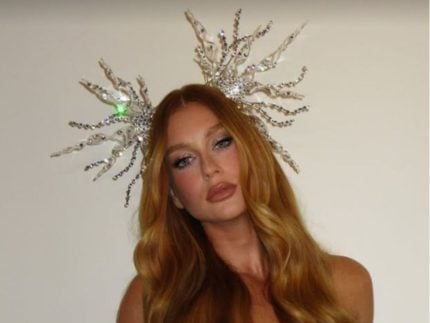 Em clima de Carnaval, Marina Ruy Barbosa faz topless para clique