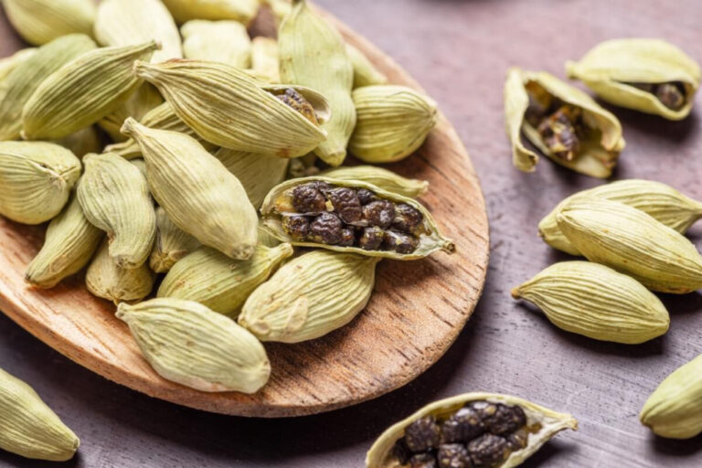 7 benefícios do cardamomo para a saúde e como usá-lo