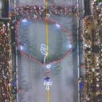 Bateria da Mocidade Alegre encanta ao formar rosário durante desfile