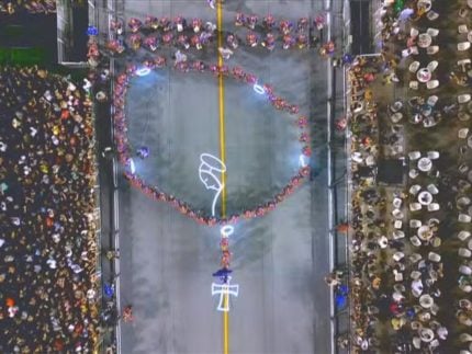 Bateria da Mocidade Alegre encanta ao formar rosário durante desfile