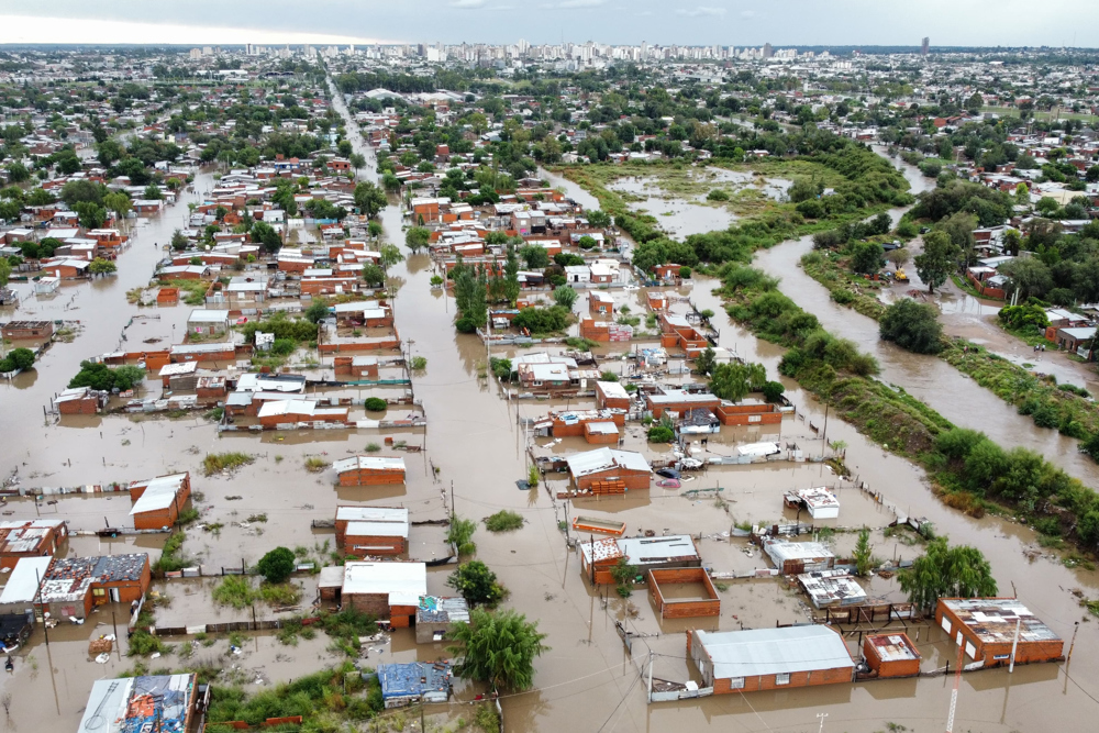 Enchentes na Argentina deixam ao menos 16 mortos e US$ 400 milhões em danos