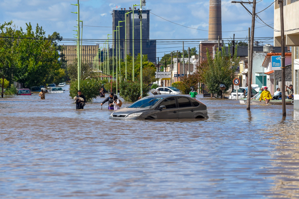 Sobe para 13 o número de mortos por tempestade em cidade portuária na Argentina