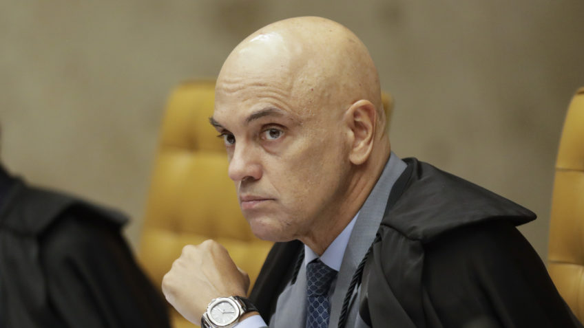 Moraes pede que PGR analise apreensão de passaporte de Eduardo Bolsonaro