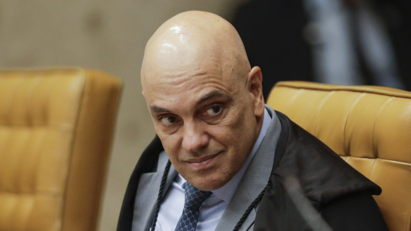 Moraes vota contra próprio impedimento para analisar denúncia de golpe