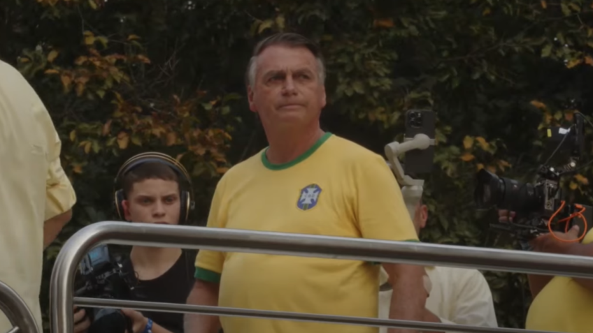 Acompanhe o ato de Bolsonaro em Copacabana