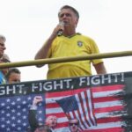 Bolsonaro usa colete à prova de balas durante ato em Copacabana