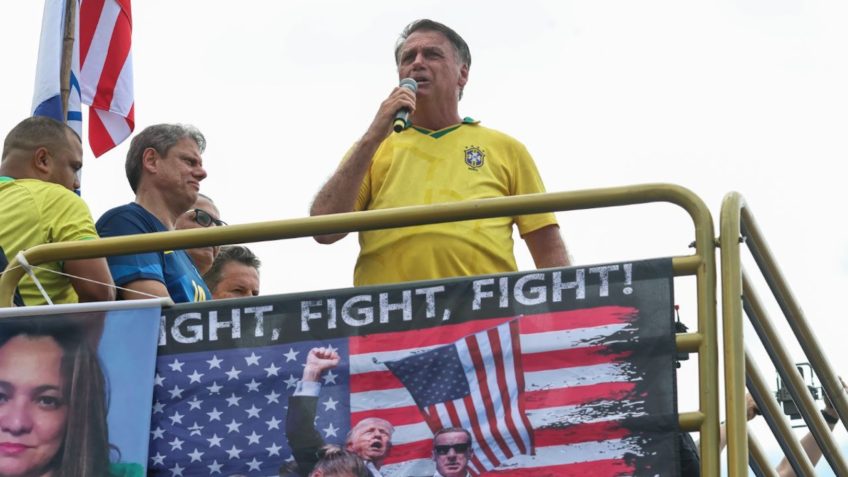 Bolsonaro usa colete à prova de balas durante ato em Copacabana