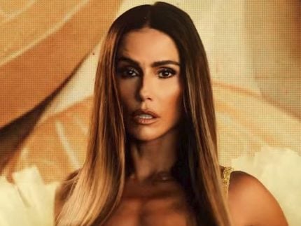 Deborah Secco brilha com look em homenagem a Mulher Melão para o Desfile das Campeãs