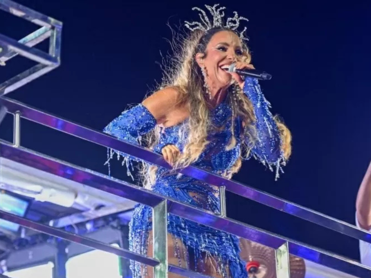 Ivete Sangalo interrompe trio e dá bronca em foliões