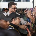 Galã turco Can Yaman desembarca no Brasil e arrasta multidão de fãs no aeroporto