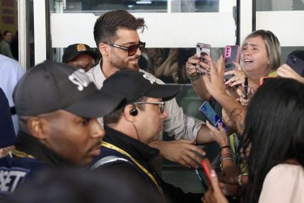 Galã turco Can Yaman desembarca no Brasil e arrasta multidão de fãs no aeroporto