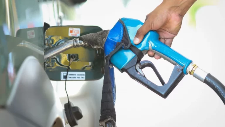 Encher o tanque com gasolina custa R$ 350 durante o Carnaval