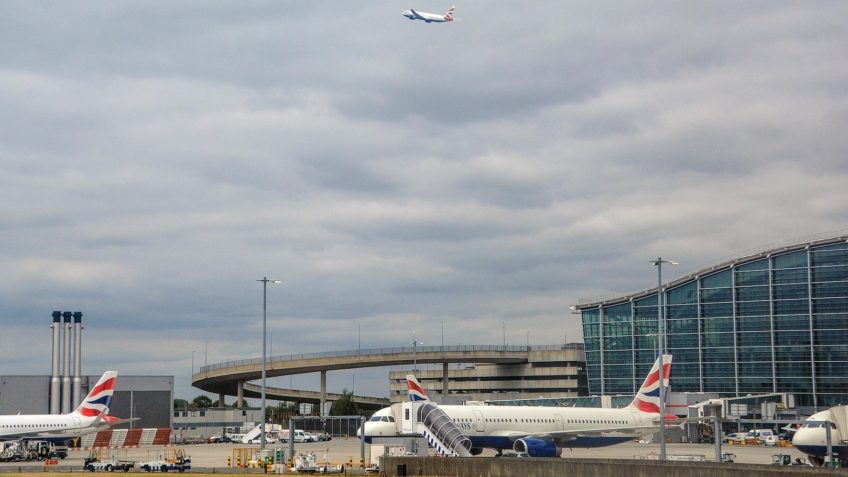 Aeroporto de Londres volta a operar com capacidade máxima