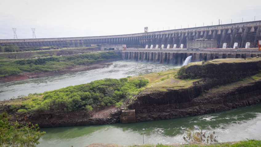 Lula assina decreto que suspende alta de 6% na tarifa de Itaipu