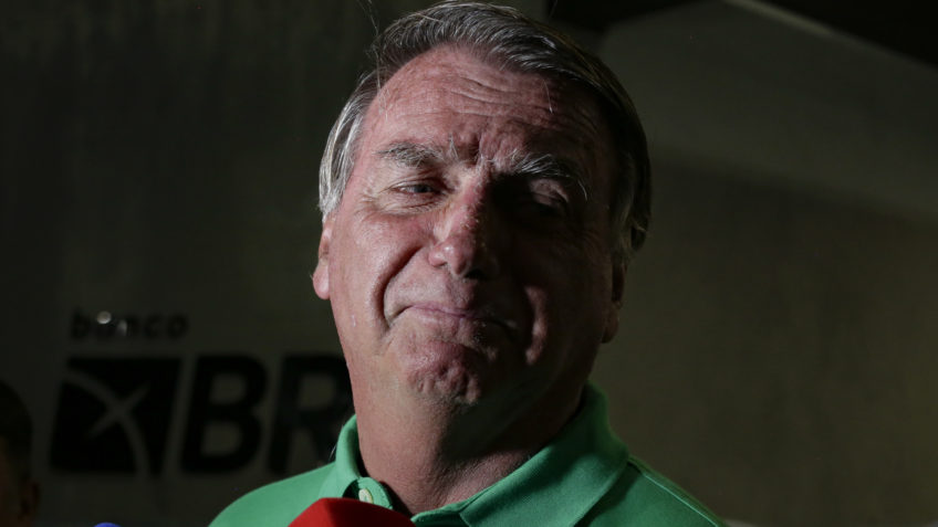 Bolsonaro brinca com uso de chip hormonal