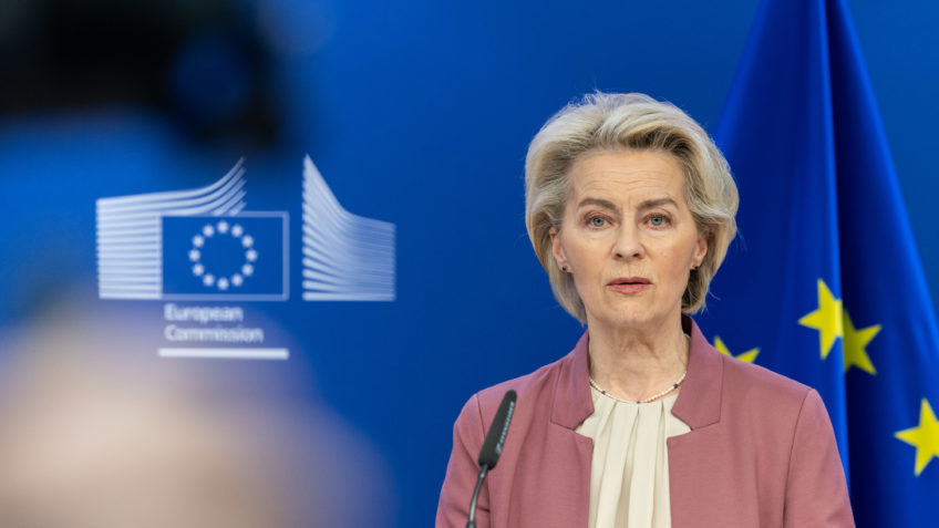 Europa precisa se rearmar e ampliar defesa, diz Von der Leyen